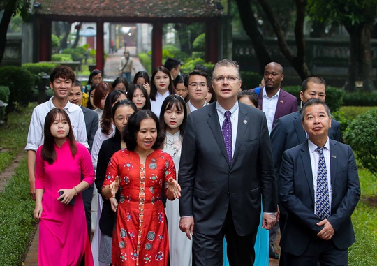 CLIP: Đại sứ Mỹ thăm Văn Miếu-Quốc Tử Giám - Ảnh 5.