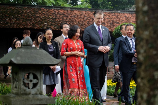 CLIP: Đại sứ Mỹ thăm Văn Miếu-Quốc Tử Giám - Ảnh 9.