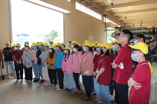 Sinh viên Đại học Nguyễn Tất Thành tham quan và tìm hiểu quy trình vận hành, xử lý chất thải của VWS - Ảnh 1.