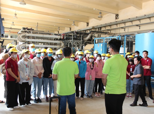 Sinh viên Đại học Nguyễn Tất Thành tham quan và tìm hiểu quy trình vận hành, xử lý chất thải của VWS - Ảnh 2.