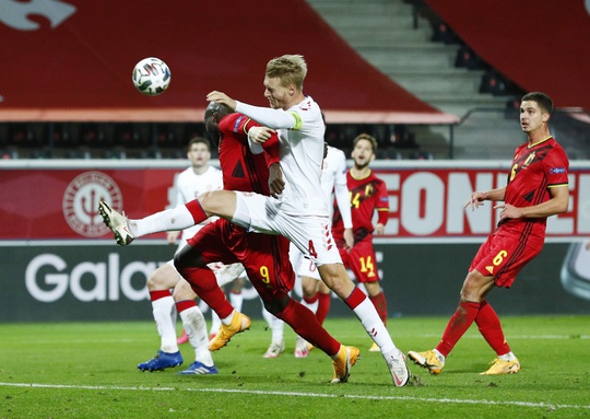 Người nhện Courtois phá lưới nhà, Bỉ vượt Đan Mạch giành vé vàng bán kết - Ảnh 1.