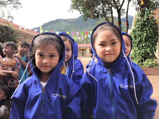 Chubb Life Việt Nam tặng hơn 15.000 áo ấm cho trẻ em vùng lũ - Ảnh 1.