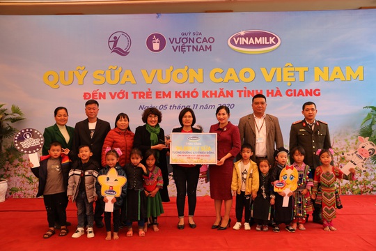 Vinamilk và Quỹ sữa Vươn cao Việt Nam trao tặng 94.000 ly sữa cho trẻ em khó khăn Hà Giang - Ảnh 2.