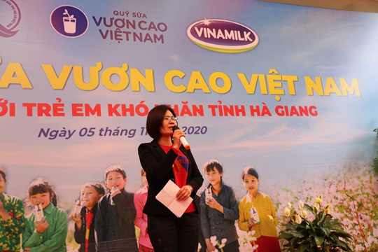 Vinamilk và Quỹ sữa Vươn cao Việt Nam trao tặng 94.000 ly sữa cho trẻ em khó khăn Hà Giang - Ảnh 3.