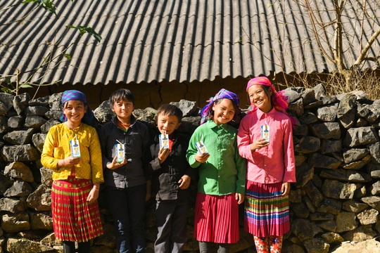 Vinamilk và Quỹ sữa Vươn cao Việt Nam trao tặng 94.000 ly sữa cho trẻ em khó khăn Hà Giang - Ảnh 7.