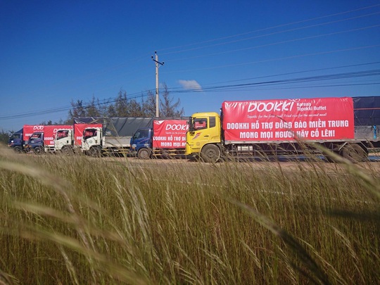 Đoàn xe của Dookki hành quân từ TP HCM về Quảng Ngãi hỗ trợ người dân vùng lũ - Ảnh 1.