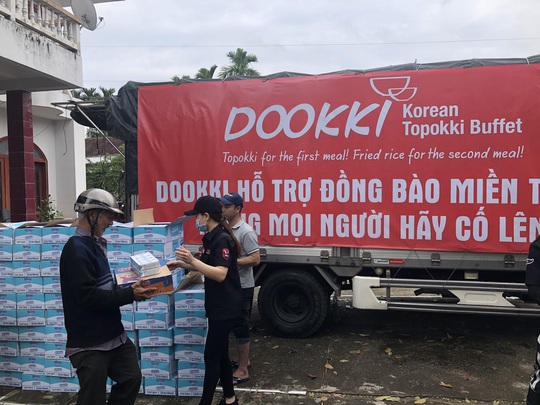 Đoàn xe của Dookki hành quân từ TP HCM về Quảng Ngãi hỗ trợ người dân vùng lũ - Ảnh 3.