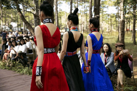 Mãn nhãn với show thời trang Hương rừng, sắc núi tại Đắk Nông - Ảnh 4.