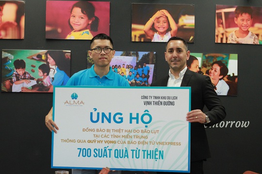 Công ty Vịnh Thiên Đường và Quỹ HOPE trao 2100 phần quà đến tận tay bà con vùng lũ - Ảnh 2.
