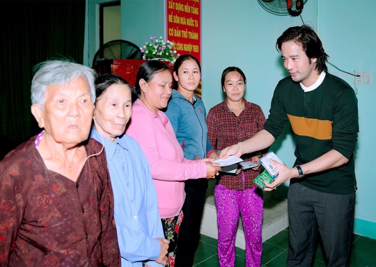 Doanh nhân và nghệ sĩ trao hơn 500 triệu đồng cho người dân Quảng Ngãi và Quảng Trị - Ảnh 6.