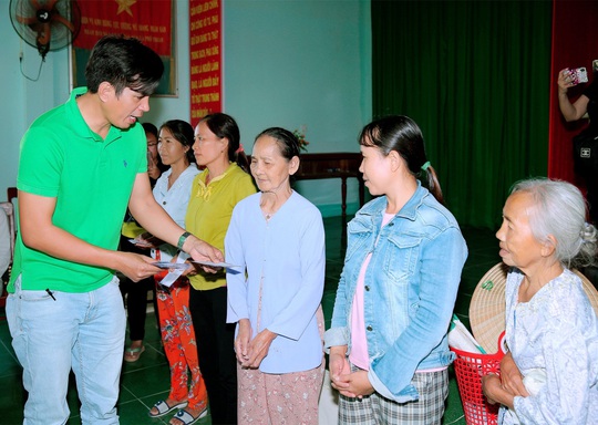 Doanh nhân và nghệ sĩ trao hơn 500 triệu đồng cho người dân Quảng Ngãi và Quảng Trị - Ảnh 8.