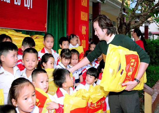 Diễn viên Đoàn Minh Tài  trao tiền, quà cứu trợ người dân miền Trung - Ảnh 2.