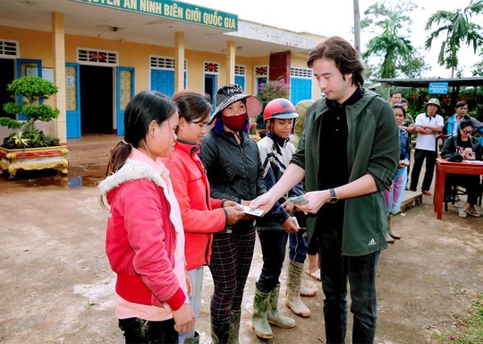 Diễn viên Đoàn Minh Tài  trao tiền, quà cứu trợ người dân miền Trung - Ảnh 5.