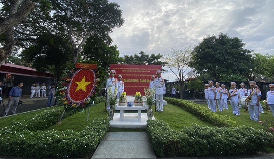 Lãnh đạo TP HCM dâng hương, dâng hoa cố Chủ tịch nước Lê Đức Anh - Ảnh 1.