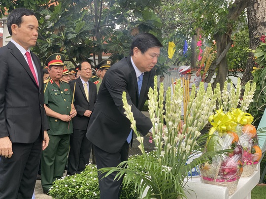 Lãnh đạo TP HCM dâng hương, dâng hoa cố Chủ tịch nước Lê Đức Anh - Ảnh 5.