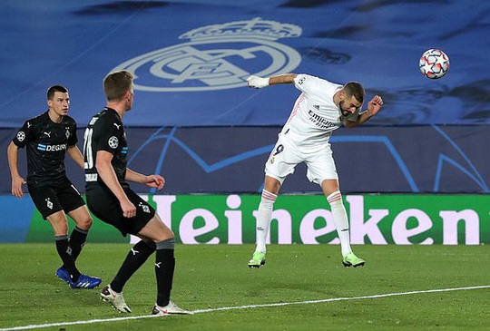 Benzema lập kỷ lục, Real Madrid ngoạn mục vượt vòng bảng Champions League - Ảnh 4.