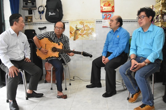 Mai Vàng nhân ái thăm hai nhạc sĩ Duy Khanh và Văn Dần - Ảnh 2.