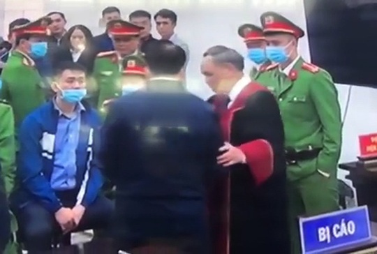 Chủ tọa phiên tòa lý giải việc bắt tay bị cáo Nguyễn Đức Chung sau khi kết thúc phiên xử  - Ảnh 1.