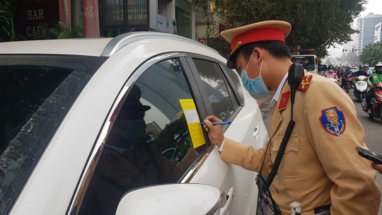 Nhiều tài xế ôtô bất ngờ trong ngày đầu cảnh sát dán thông báo phạt nguội - Ảnh 1.
