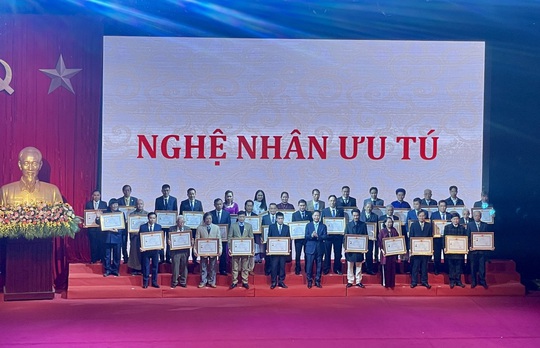 6 nghệ nhân PNJ được phong tặng danh hiệu Nghệ nhân ưu tú ngành kim hoàn - Ảnh 1.