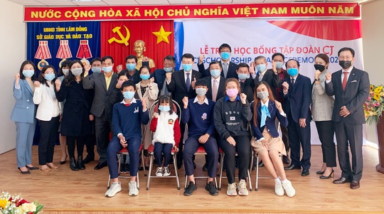 Tập đoàn CJ tặng học bổng cho học sinh, sinh viên tỉnh Lâm Đồng - Ảnh 1.