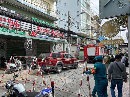 Công an phong tỏa hiện trường vụ nổ quán ăn ở quận Phú Nhuận - Ảnh 1.