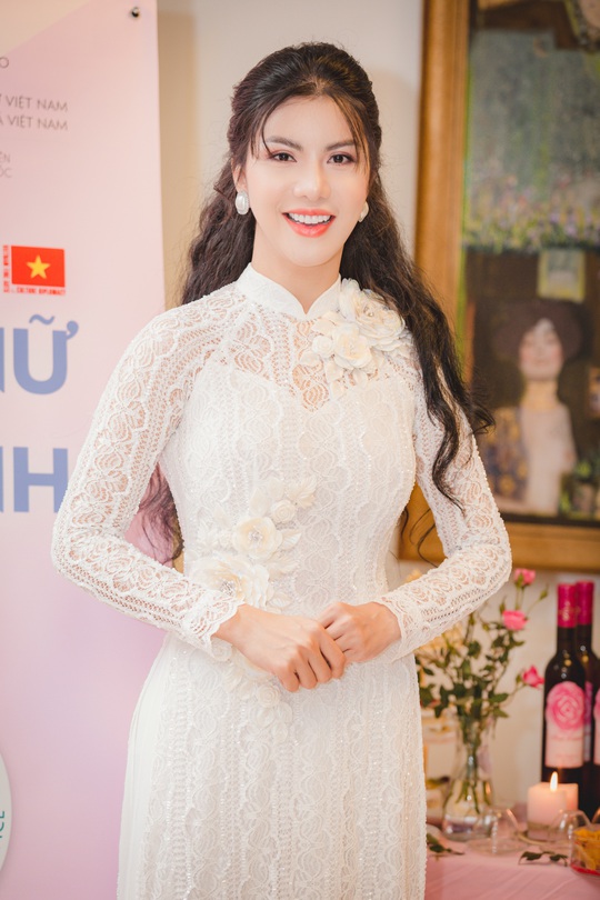 Hoa hậu Loan Vương khâm phục những đoá hồng trong tuyến đầu chống dịch - Ảnh 1.