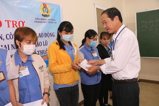 Bình Dương: San sẻ khó khăn với gia đình công nhân bị ảnh hưởng bởi bão lũ - Ảnh 1.