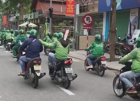 CLIP: Hàng trăm tài xế Grab gây náo loạn đường phố Đà Nẵng - Ảnh 5.
