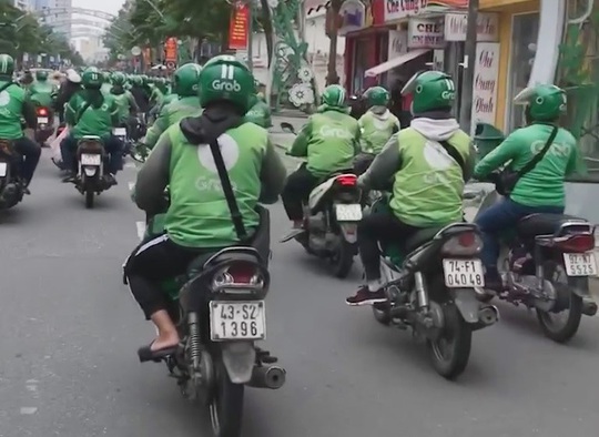 CLIP: Hàng trăm tài xế Grab gây náo loạn đường phố Đà Nẵng - Ảnh 4.
