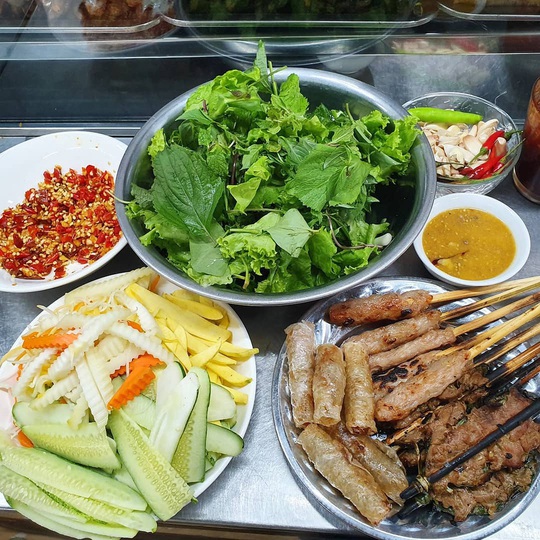 Những khu ẩm thực nổi tiếng hút khách ở Đà Nẵng - Ảnh 2.