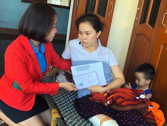 Hỗ trợ gia đình nữ công nhân bị tai nạn giao thông - Ảnh 1.