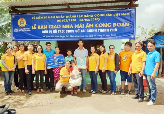 Trao mái ấm cho đoàn viên khó khăn - Ảnh 1.