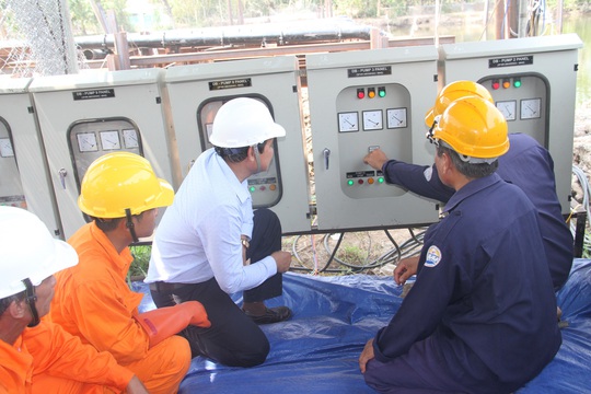 EVNSPC tăng cường cấp điện, chung tay chống hạn mặn tại miền Tây Nam bộ - Ảnh 1.