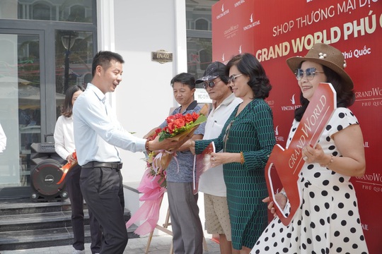 Chính thức bàn giao shop thương mại, nhà đầu tư Grand World Phú Quốc kỳ vọng thu lời sớm - Ảnh 1.