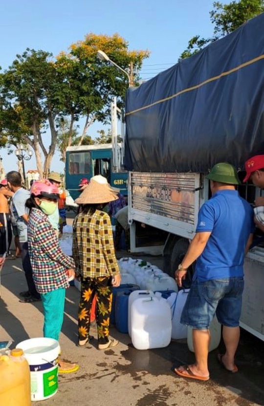 Biệt đội chở nước ngọt về cấp miễn phí cho dân vùng hạn mặn - Ảnh 5.