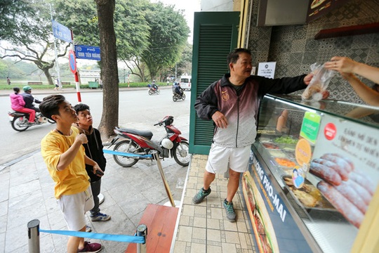 Du khách Hàn Quốc tấm tắc khen bánh mì Hà Nội quá ngon - Ảnh 13.