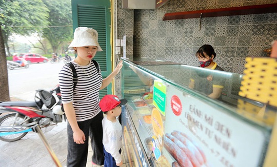 Du khách Hàn Quốc tấm tắc khen bánh mì Hà Nội quá ngon - Ảnh 4.