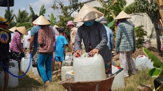 Nông dân miền Tây xếp hàng dài chờ nước ngọt trong cảnh hạn mặn - Ảnh 12.