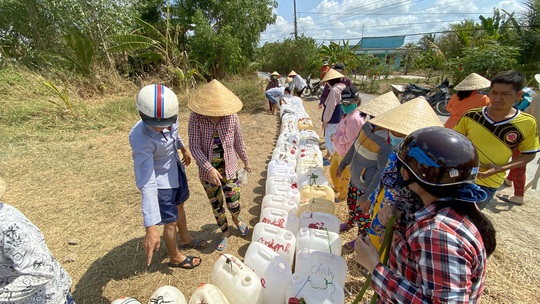 Nông dân miền Tây xếp hàng dài chờ nước ngọt trong cảnh hạn mặn - Ảnh 14.