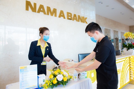 Nam A Bank tặng bảo hiểm sức khỏe Covid-19 cho cán bộ nhân viên - Ảnh 2.