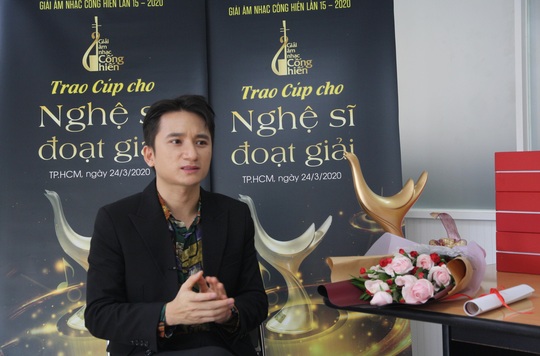 Hoàng Thùy Linh thắng poker tại giải Cống hiến - Ảnh 3.