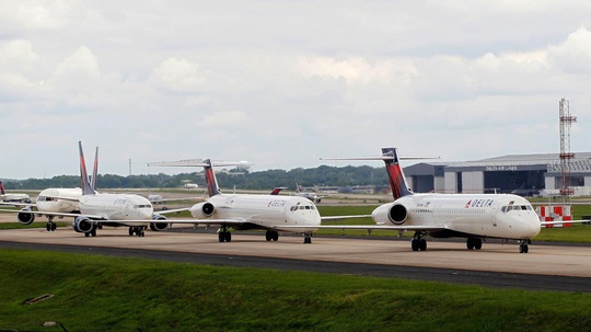 Hàng ngàn phi cơ nằm la liệt ở các sân bay trên thế giới - Ảnh 2.