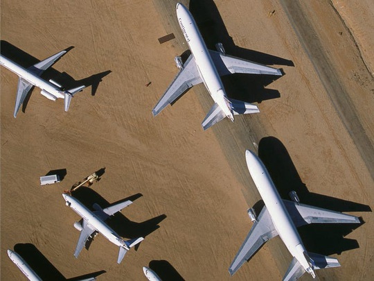 Hàng ngàn phi cơ nằm la liệt ở các sân bay trên thế giới - Ảnh 5.