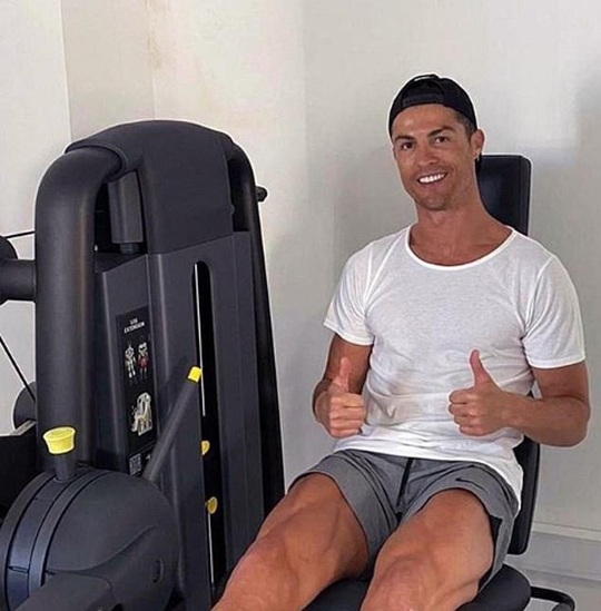 Choáng với body siêu nhân tuổi 35 của Ronaldo giữa mùa dịch - Ảnh 4.