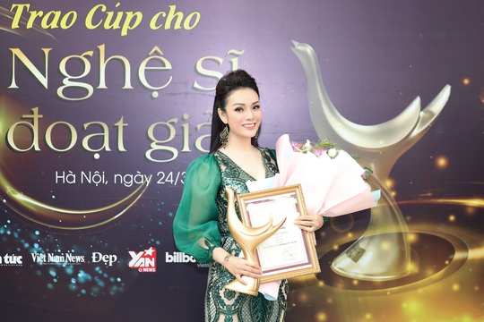 Hoàng Thùy Linh thắng poker tại giải Cống hiến - Ảnh 2.