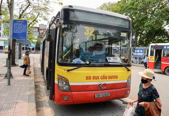 Xe buýt Hà Nội đông khách trong ngày đầu giảm 80% công suất hoạt động - Ảnh 6.