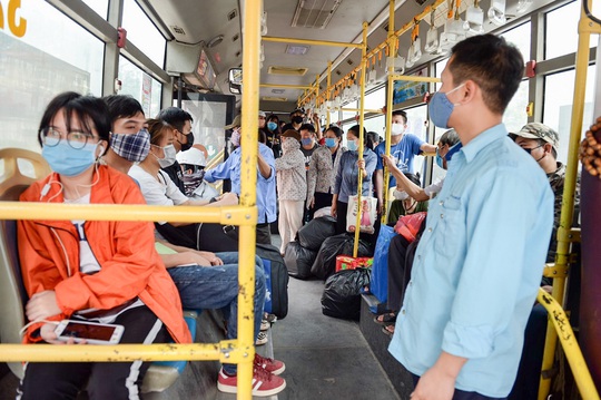 Xe buýt Hà Nội đông khách trong ngày đầu giảm 80% công suất hoạt động - Ảnh 5.