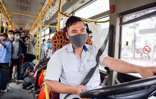 Xe buýt Hà Nội đông khách trong ngày đầu giảm 80% công suất hoạt động - Ảnh 8.