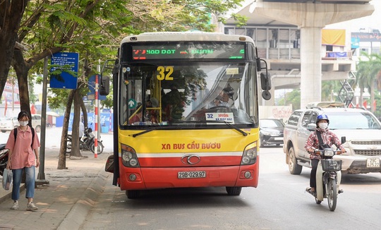 Xe buýt Hà Nội đông khách trong ngày đầu giảm 80% công suất hoạt động - Ảnh 9.